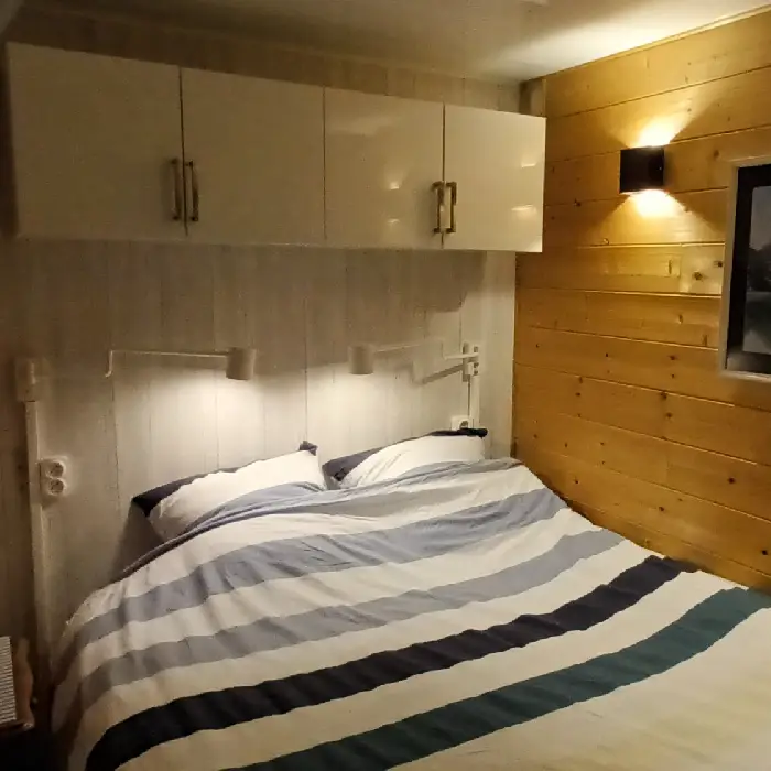 Chambre double dans notre hébergement au Lac du Der – cabane flottante tout confort