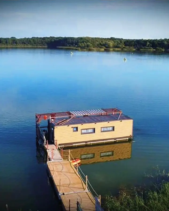 Hébergement insolite au Lac du Der – cabane flottante vue aérienne sur l’eau