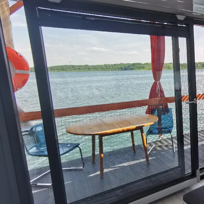 Terrasse sur l’eau de la cabane flottante au Lac du Der au lever du soleil