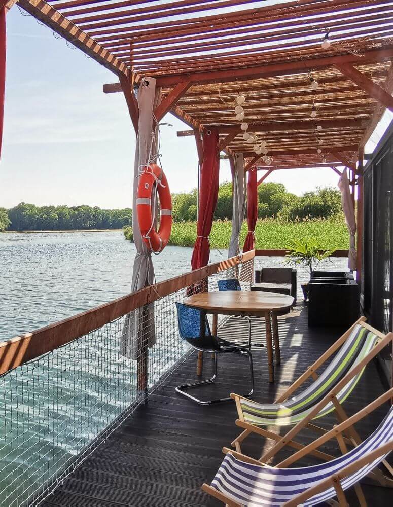 Terrasse sur l’eau de la cabane flottante en location au Lac du Der