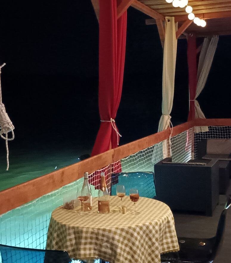 Grande terrasse sur l’eau de la cabane flottante en location au Lac du Der
